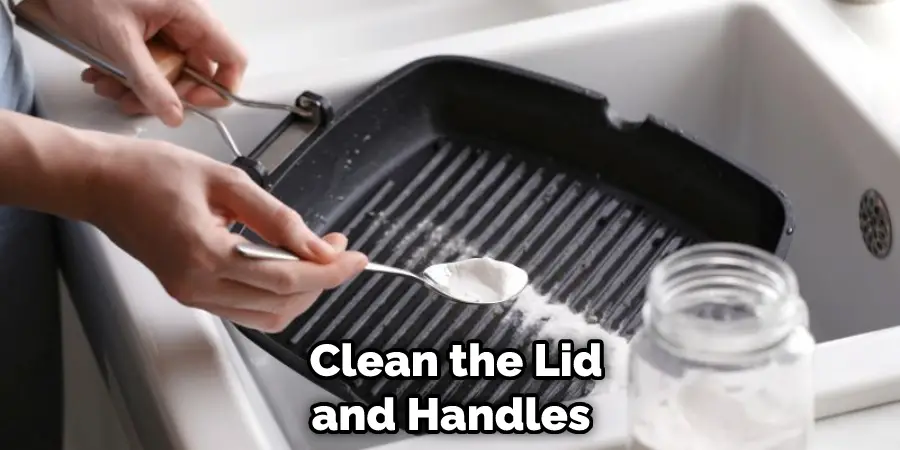  Clean the Lid and Handles