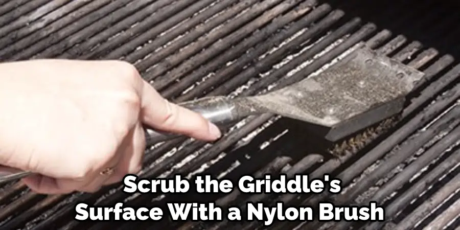  Scrub the Griddle's Surface With a Nylon Brush