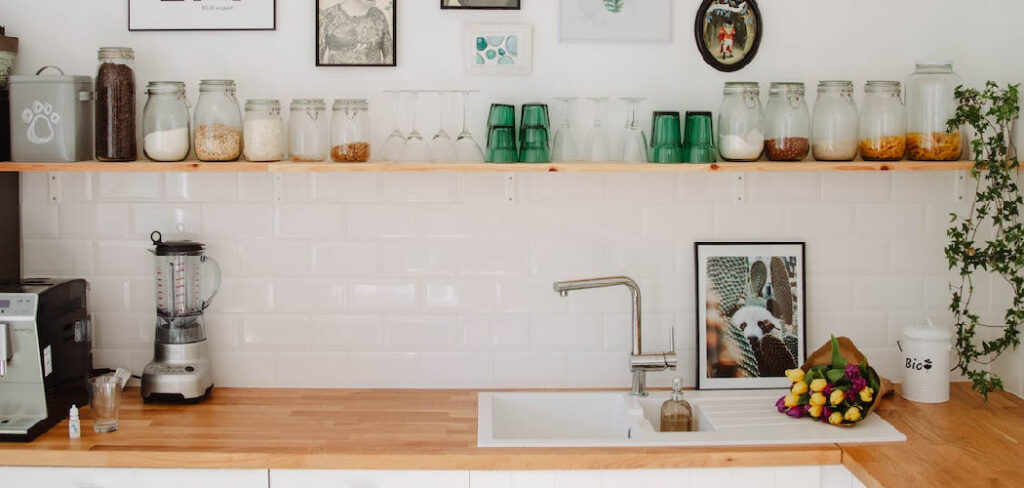 How to Decorate a Shelf in The Kitchen