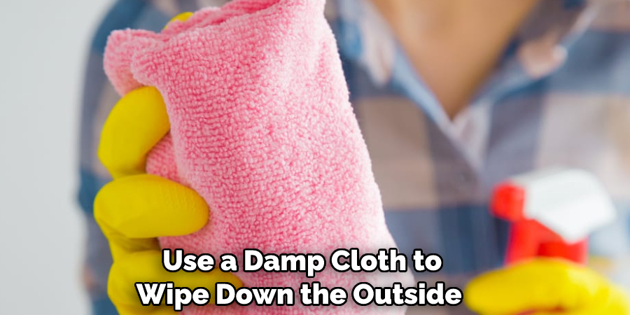  Use a Damp Cloth to Wipe Down the Outside