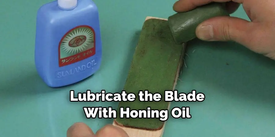 Lubricate the Blade With Honing Oil