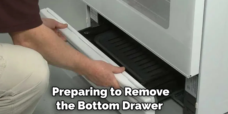  Preparing to Remove the Bottom Drawer