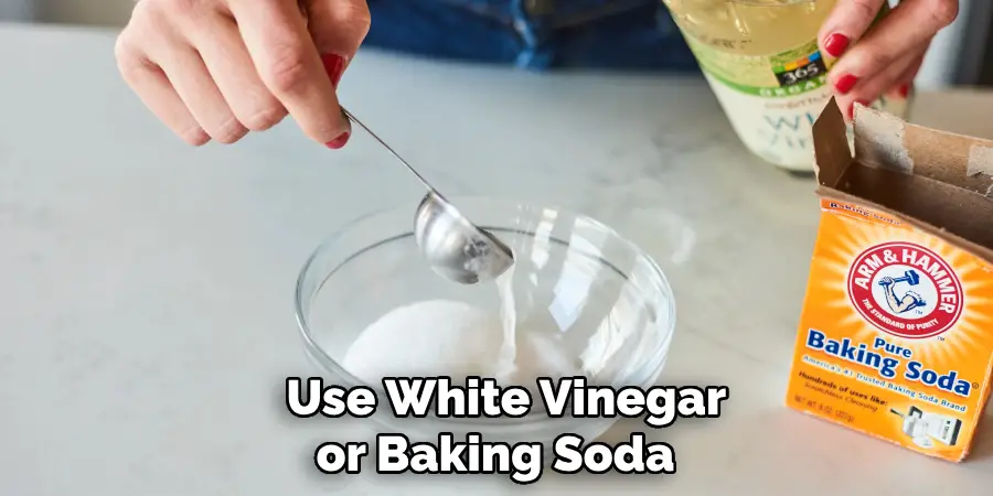  Use White Vinegar or Baking Soda 