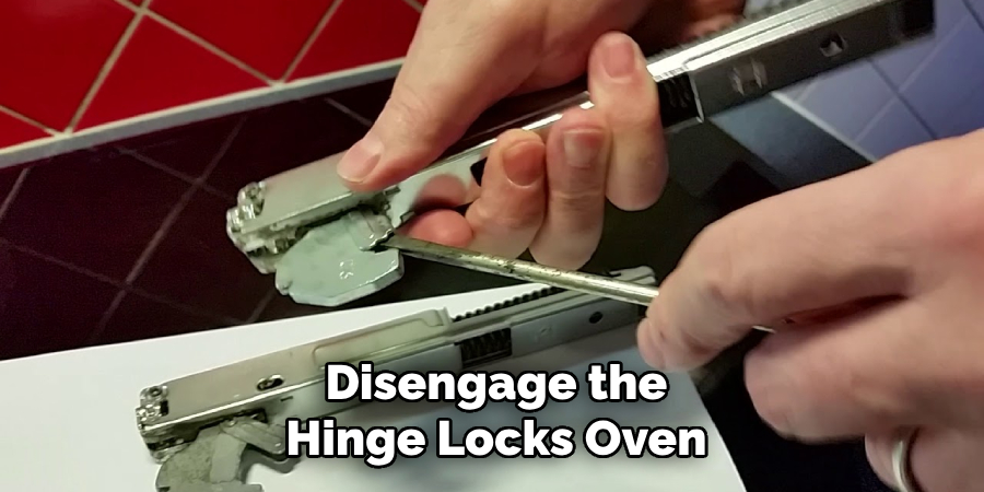 Disengage the
Hinge Locks Oven